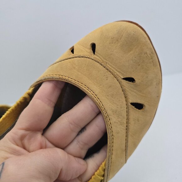 Merrell | butter yellow suede Vibram sole round toe ballet flats shoes | WMS 7 - Picture 3 of 9